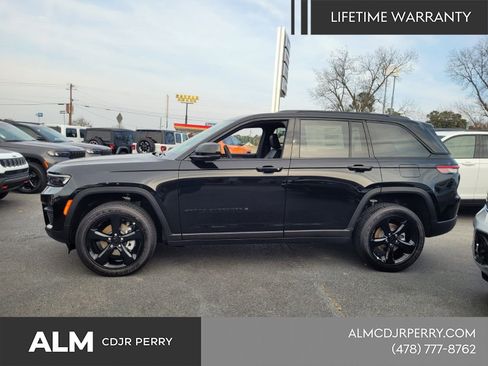 New 2025 Jeep Grand Cherokee Altitude image 3