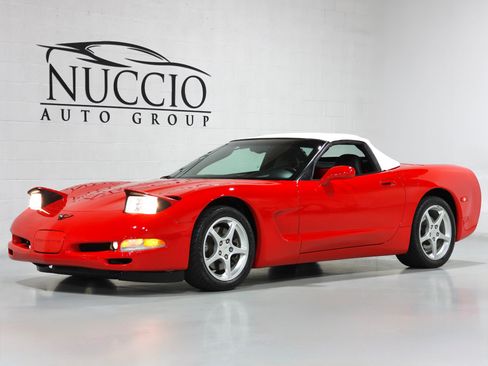 Used 2004 Chevrolet Corvette Convertible w/ Preferred Equipment Group RWD image 23
