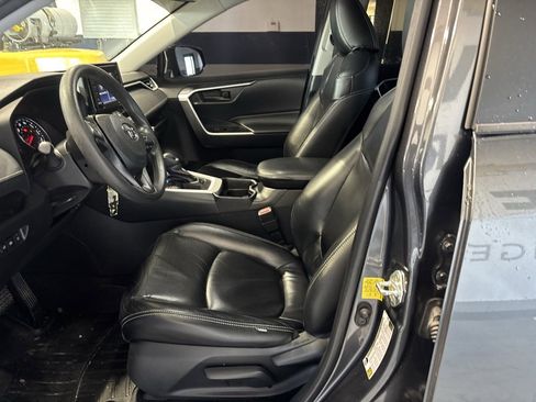 Used 2021 Toyota RAV4 LE image 15