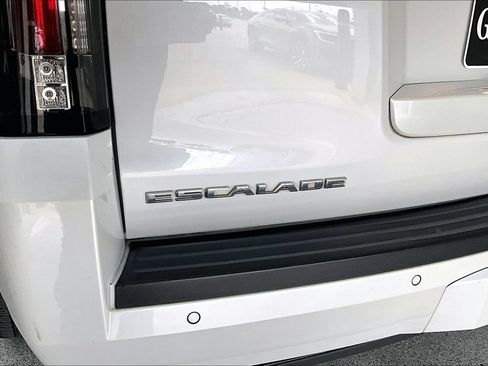 Used 2018 Cadillac Escalade Luxury AWD/4WD image 40