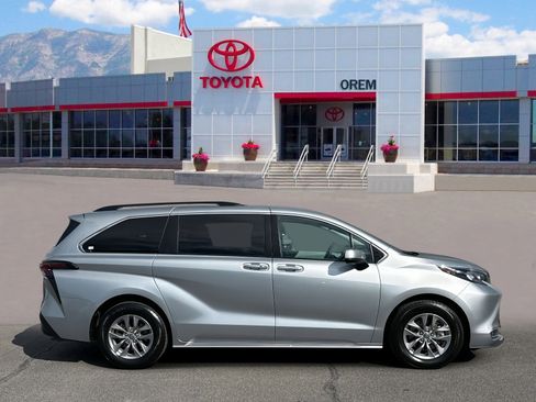 Used 2024 Toyota Sienna XLE image 3
