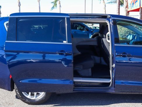 Used 2019 Chrysler Pacifica Touring image 33