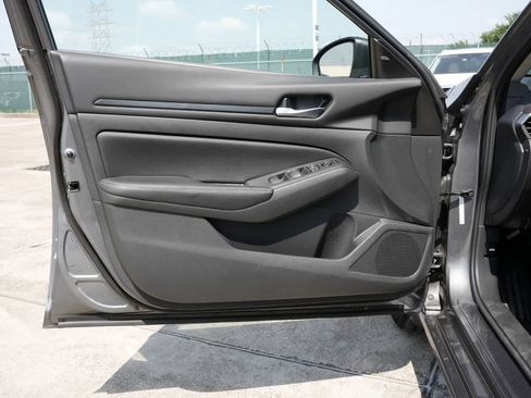 Used 2024 Nissan Altima 2.5 SV FWD image 15