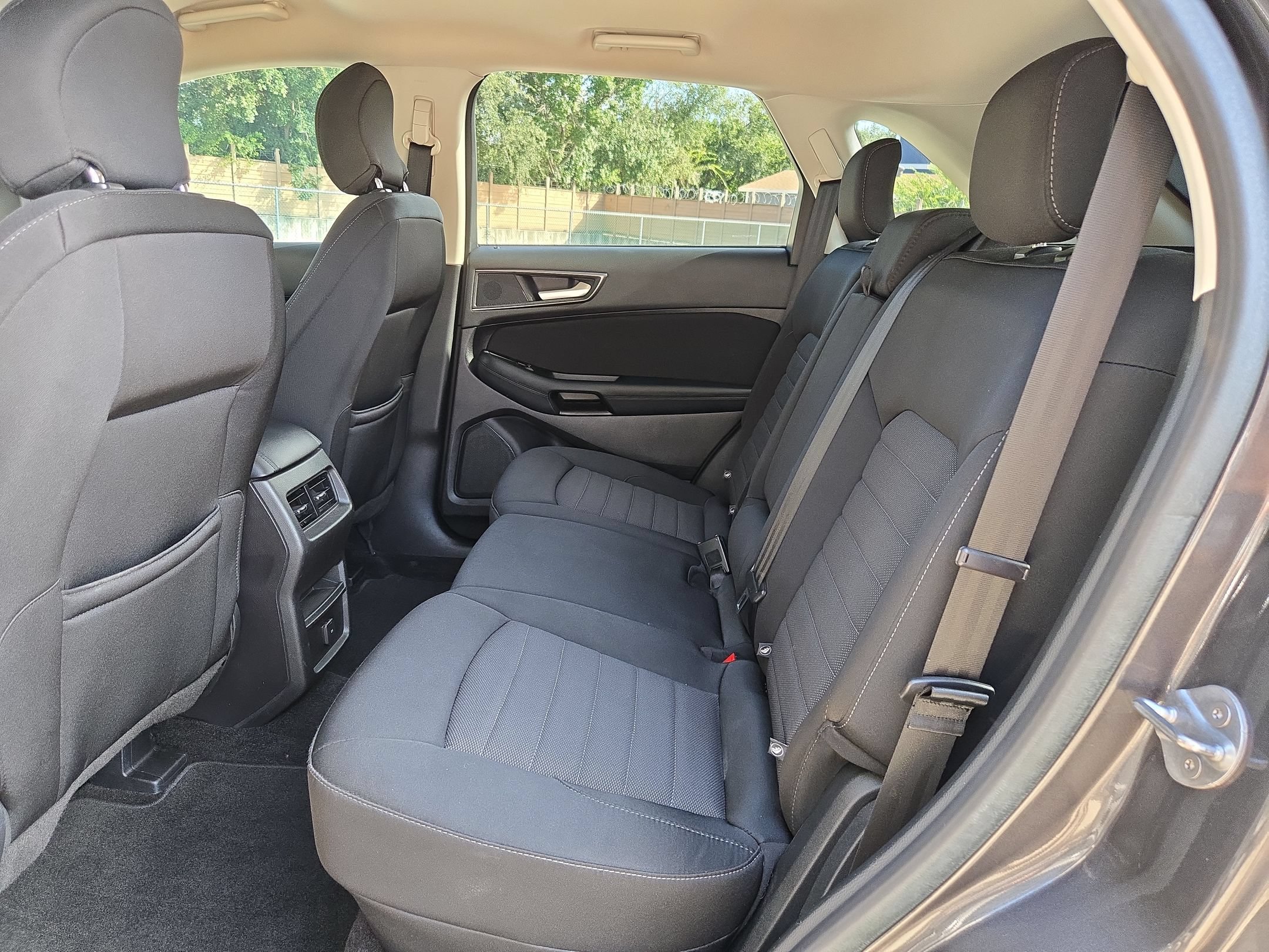 Used 2018 Ford Edge SE FWD image 14