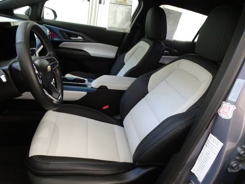 Used 2025 Chevrolet Equinox EV LT image 2