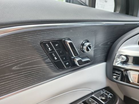Used 2024 Cadillac Lyriq Luxury AWD/4WD image 18