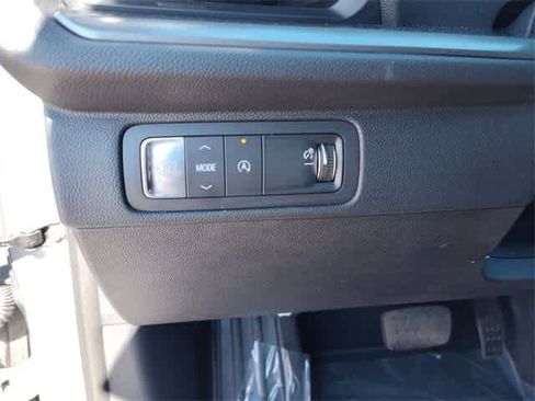 Used 2025 Chevrolet Traverse LT w/ Driver Confidence Package image 15