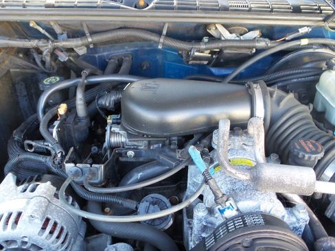 Used 2000 Chevrolet Blazer LS w/ LS Preferred Equipment Group image 2