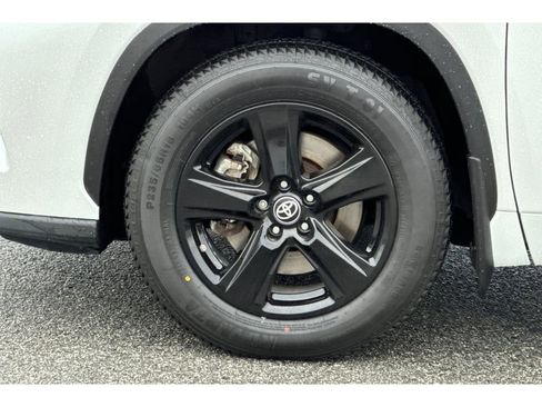 Certified 2023 Toyota Highlander FWD image 32