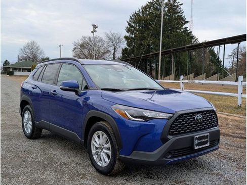 Used 2024 Toyota Corolla Cross LE image 3