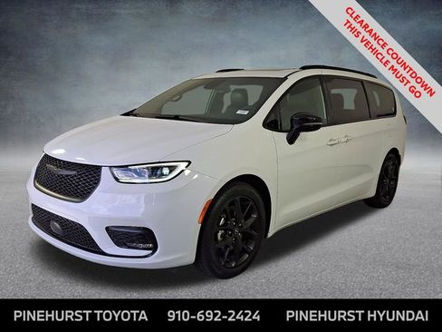 Used 2025 Chrysler Pacifica Limited image 4