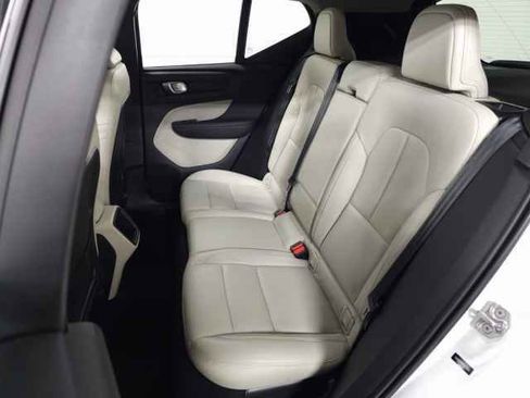 Used 2021 Volvo XC40 T5 Momentum image 28