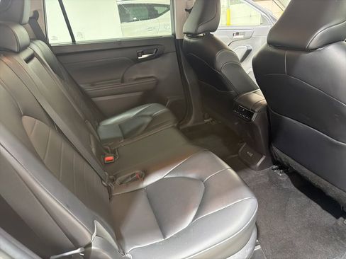 Used 2023 Toyota Highlander L image 33