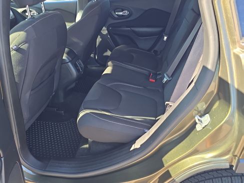 Used 2016 Jeep Cherokee Latitude w/ Cold Weather Group image 18