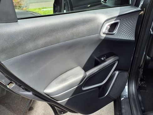 Used 2025 Kia Soul LX w/ LX Technology Package image 8