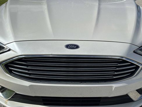Used 2017 Ford Fusion SE w/ Fusion SE Technology Package FWD image 8
