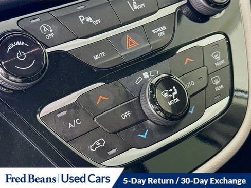 Used 2023 Chrysler Pacifica Touring-L FWD image 16