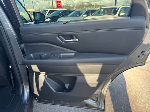 Used 2025 Nissan Pathfinder Platinum w/ Black Appearance Package image 43