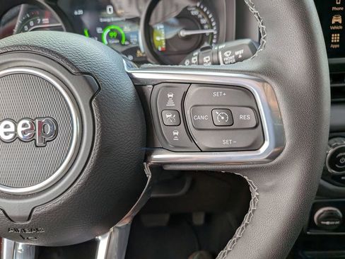 Used 2025 Jeep Wrangler Unlimited Sahara AWD/4WD image 20