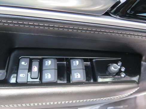 Used 2023 Jeep Wagoneer Series III w/ Premium Group I AWD/4WD image 12