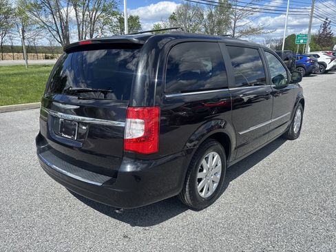 Used 2015 Chrysler Town & Country Touring image 7