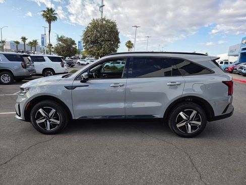 Used 2023 Kia Sorento EX w/ Panoramic Sunroof Package FWD image 3