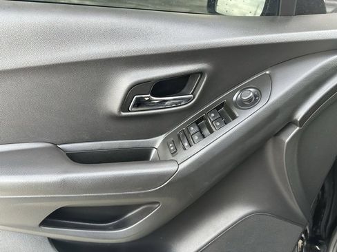 Used 2019 Chevrolet Trax LT w/ LT Convenience Package image 3