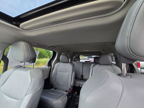 Used 2023 Toyota Sienna XLE FWD image 30