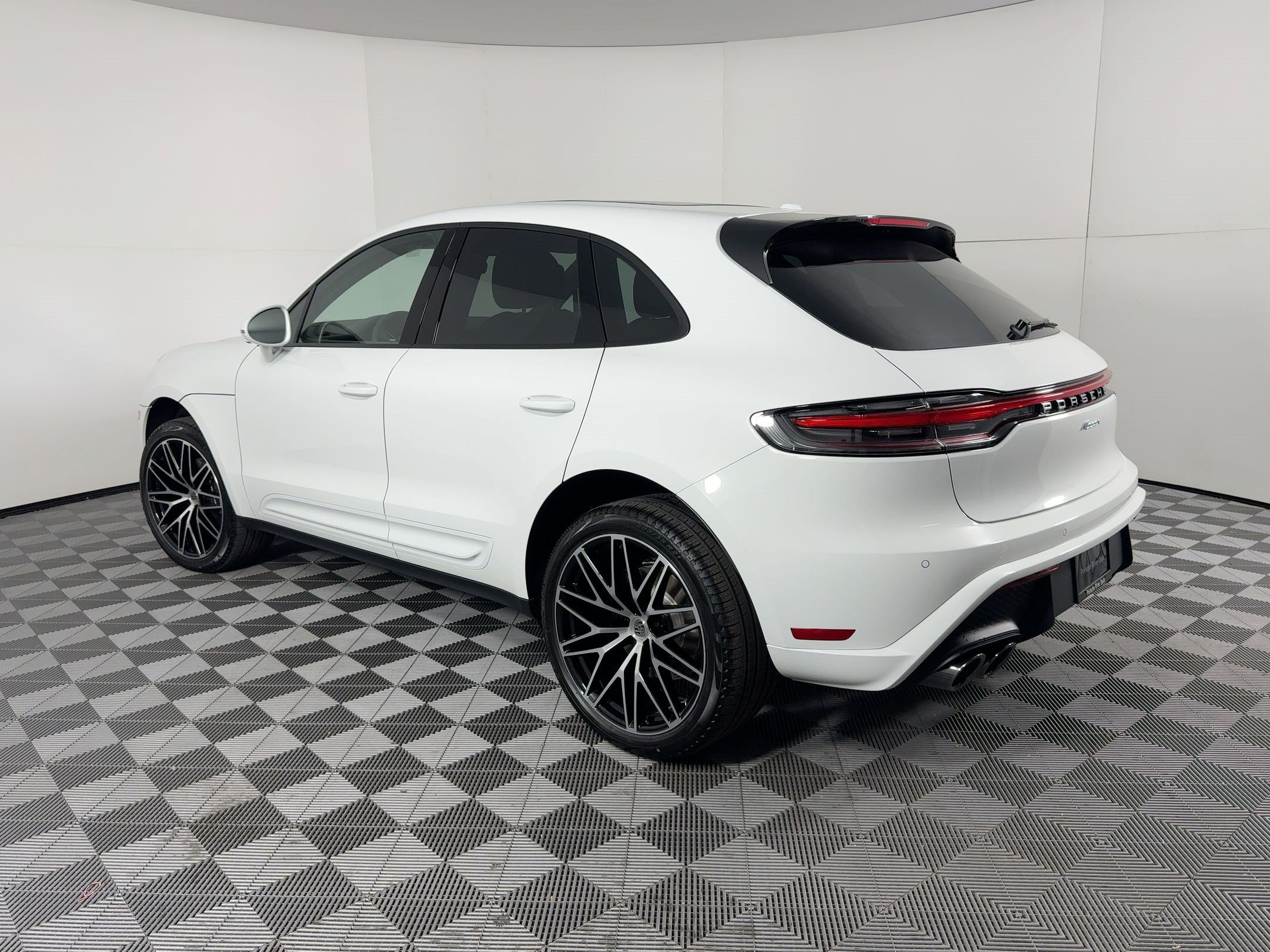 Certified 2026 Porsche Macan AWD/4WD image 3