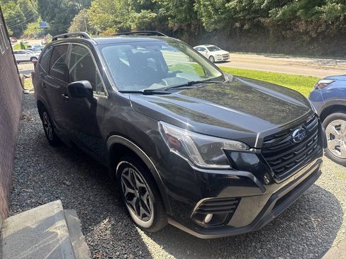 Used 2023 Subaru Forester Premium AWD/4WD image 1
