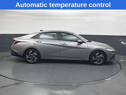Used 2025 Hyundai Elantra Limited FWD image 3
