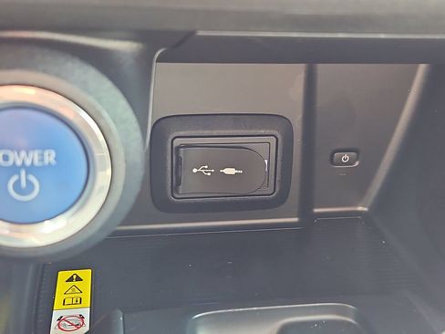 Used 2021 Toyota Venza LE w/ Carpet Mat Package (TMS) AWD/4WD image 17