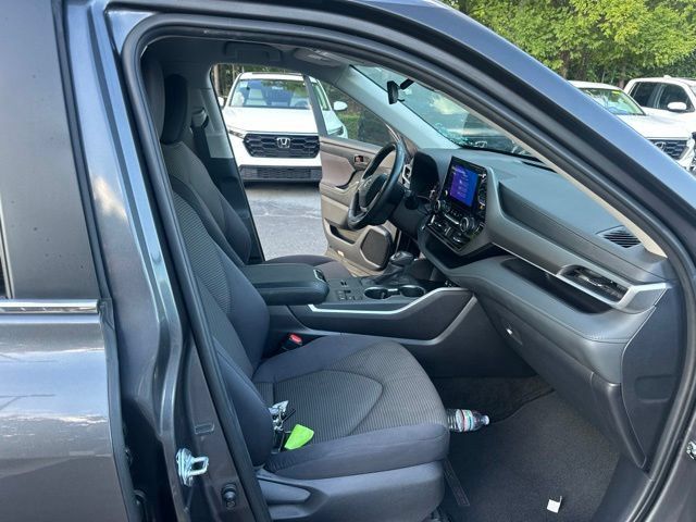Used 2025 Toyota Highlander LE FWD image 14