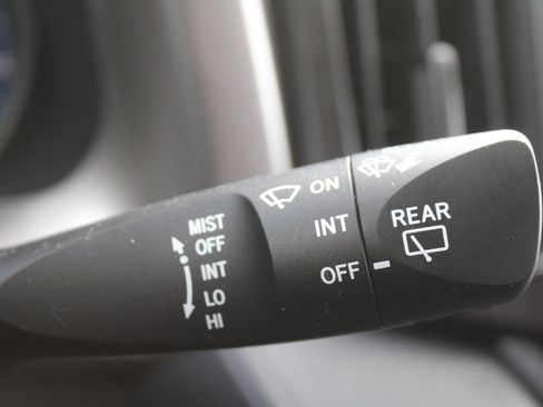 Used 2018 Toyota RAV4 LE FWD image 32