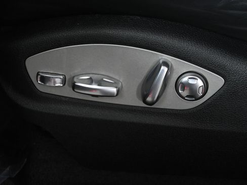 Used 2023 Porsche Macan Turbo AWD/4WD image 31