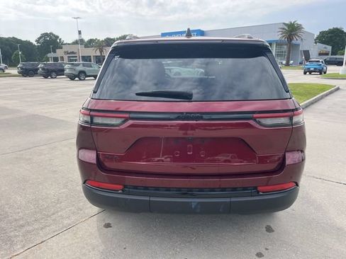 Used 2025 Jeep Grand Cherokee Altitude AWD/4WD image 5