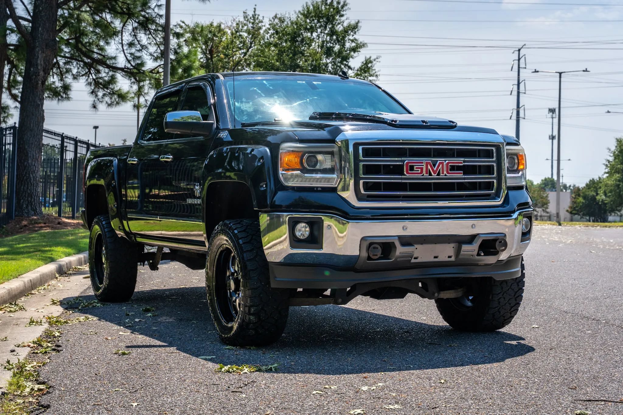 Used 2014 GMC Sierra 1500 SLT w/ SLT Preferred Package AWD/4WD image 3