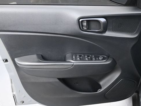 Used 2023 Hyundai Venue Limited FWD image 5