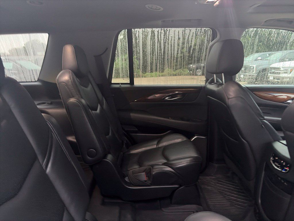 Used 2019 Cadillac Escalade Luxury AWD/4WD image 12