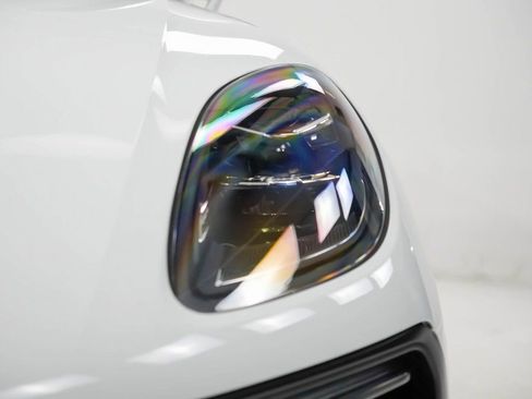 Certified 2025 Porsche Macan image 6