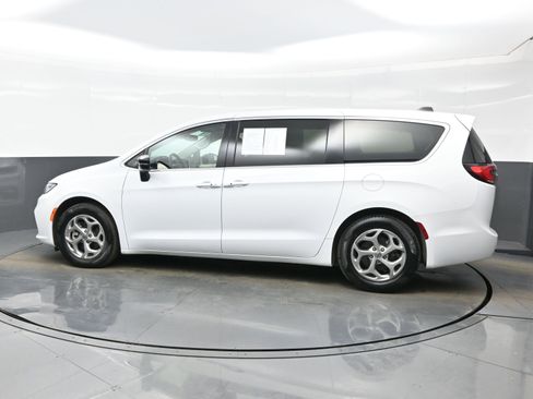 Used 2024 Chrysler Pacifica Limited image 3
