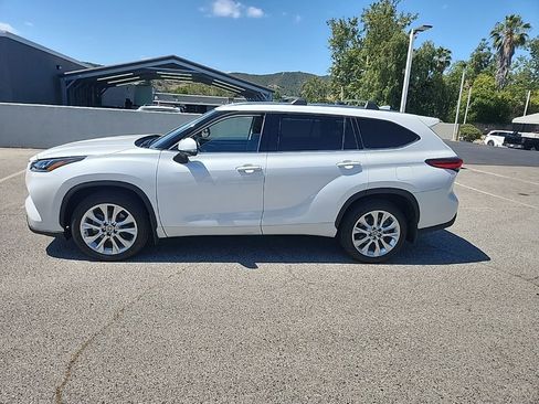 Used 2023 Toyota Highlander Limited FWD image 2