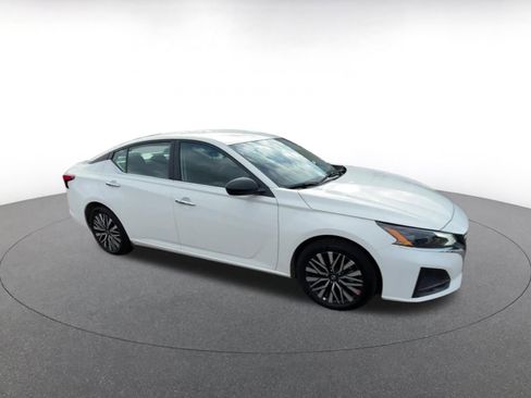 Used 2025 Nissan Altima 2.5 SV image 2