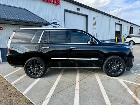 Used 2017 Cadillac Escalade Premium Luxury image 9