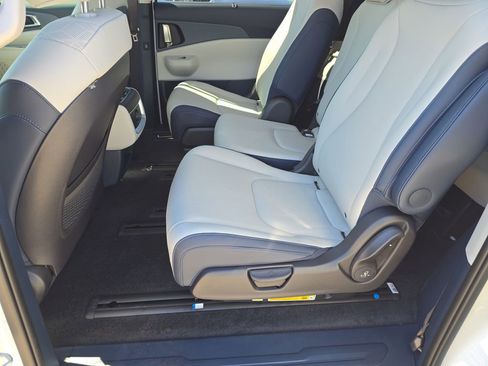 New 2026 Kia Carnival EX image 17