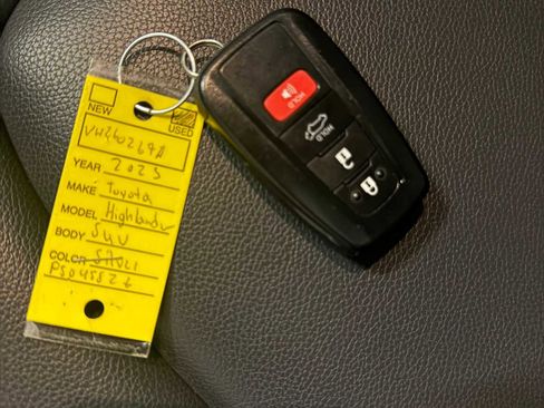 Used 2023 Toyota Highlander XLE AWD/4WD image 38