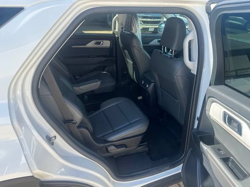 Used 2025 Ford Explorer Active w/ Active Comfort Package RWD image 2