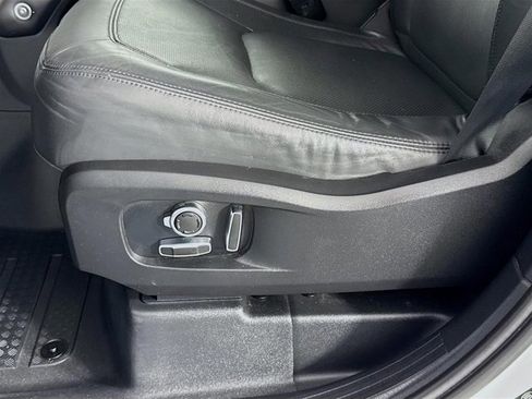 Used 2023 Land Rover Defender 130 SE image 22