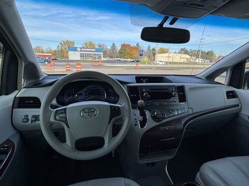 Used 2013 Toyota Sienna XLE image 25