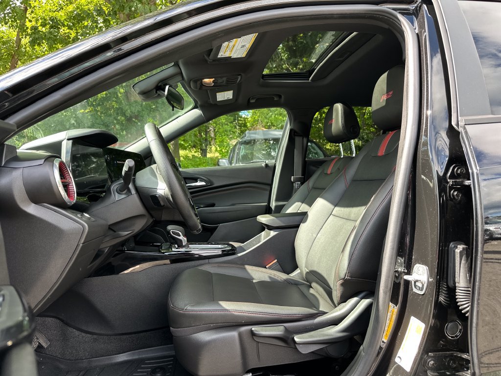 Used 2024 Chevrolet Trax RS w/ Sunroof Package FWD image 8